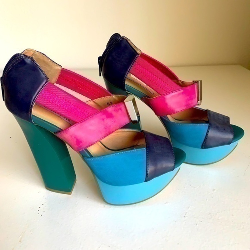 NWOT Women’s multi color block heels size 7